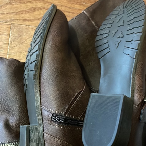 Womens boots - Picture 2 of 3